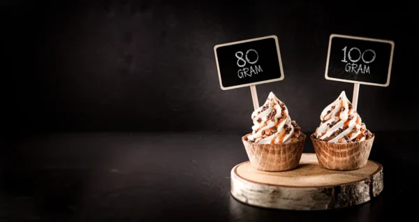 Softijs met bordje die gewicht aangeven