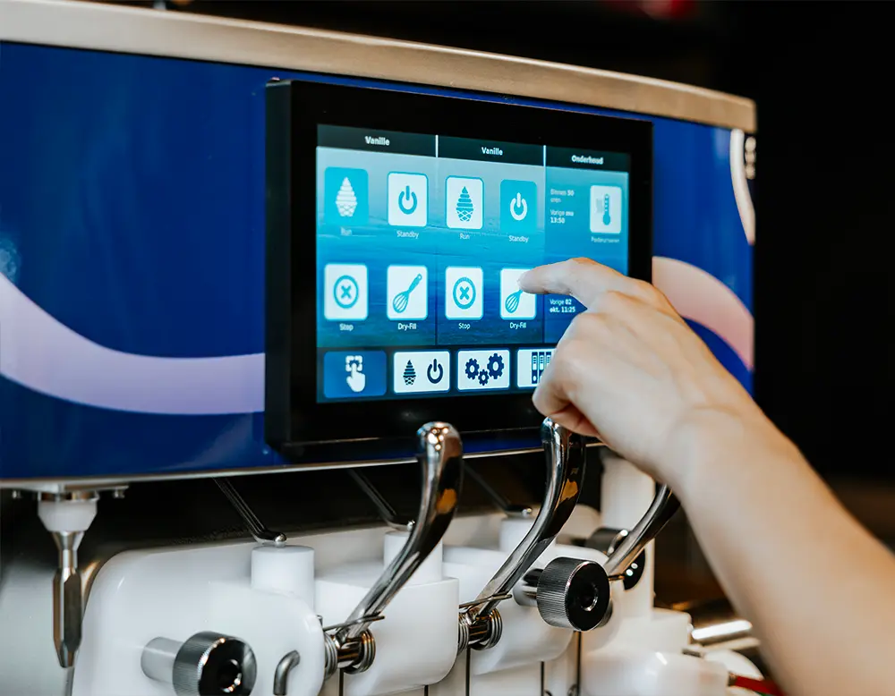 Touchscreen op een RAPP-softijsmachine van NISSEI