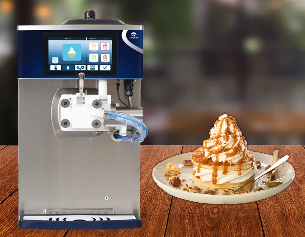 NISSEI Softijsmachine met softijs dessert ernaast.