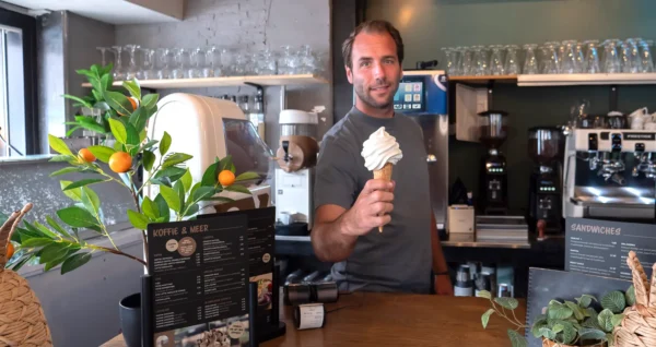 Eigenaar Robby Welling met softijs bij Stadscafé Simons.