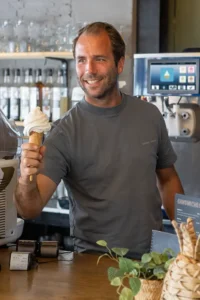 Robby Welling van Stadscafé Simons met softijs uit een NISSEI.